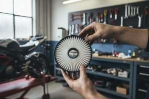 Boîte à air 50cc : rôle, choix et entretien pour votre deux-roues