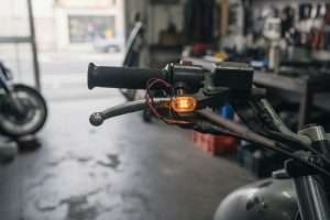 Branchement clignotant moto 2 fils : le guide complet